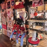 カフェアンドダイナー 古民家66 とっとっと - カウンター背面エリア。バイカーにはたまらないかも