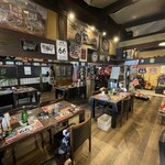 カフェアンドダイナー 古民家66 とっとっと - 店内は間仕切りを無くしたワンフロアにテーブル席と奥に厨房前にカウンター席もあります