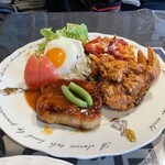 カフェアンドダイナー 古民家66 とっとっと - 手前のフォアグラ？みたいなのが何としょうが焼きです。この肉厚ながら柔らかい肉質に驚愕！