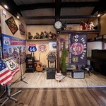 カフェアンドダイナー 古民家66 とっとっと - 店内一角のステージにはピアノやアンプ。客席用スピーカーも写真には無いですが天井にいい感じで配置されています。好きに隙がない！