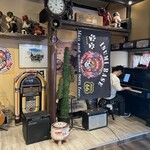 カフェアンドダイナー 古民家66 とっとっと - スタッフ？をしていたヤングメンが生ピアノ演奏してくださいました。素晴らしき腕前です！只者じゃ無いです。