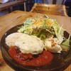カフェ ジンタ - ハンバーグトマト&デミソース+チーズDX・低糖質50%オフだとご飯は左側に見える量になります