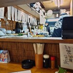 魚屋 浜寅 - 店内は炉端焼き風のカウンターメイン