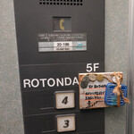 ROTONDA - エレベーターのボタン