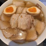 喜多方ラーメン 坂内 - トッピングは、豚バラチャーシュー（いっぱい）、味付玉子、メンマといったメンツしかない。