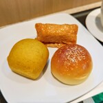 ANA スイートラウンジ - 左側:カレーパン、右側:あんぱん、奥:おいなりさん