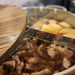 店内仕込みでじっくりコトコト・クタコト煮込んだ煮込み料理！