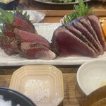 定越食堂 - 左が厚みのあるブリで、右がケンケンかつお。