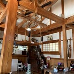 うなぎ 膳 - 梁が剥き出しになっているので明るく開放感がありますね✨