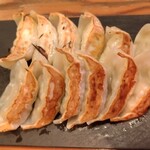 スタンドシャン食 Osaka北新地 Champagne & GYOZA BAR - ニンニク入りギョウザ（手前）とベジタブルギョウザ