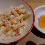 トージツフーズ - 小鉢(マカロニサラダ)、漬物