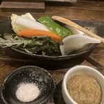 Semma Iru - お通しの有機生野菜。味噌が旨し。