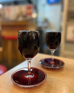 Bifu Kicchin Sutando - ◯こぼれワイン赤¥438×2
                        …まずは丸いお皿の上に、ワイングラスをセットして
                        店員さんがナミナミに… 溢れた！
                        
                        “don't  worry！ I‘m wearing… ディ〜ッシュ♪d(￣ ￣)“