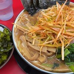 家系ラーメン王道 いしい - 中盛り+ピリ辛ネギ+メンマ+野菜+中ライス