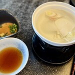 箱根吟遊 武蔵野本館 - 和朝食に付く湯豆腐