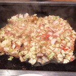 Okonomiyaki Yamagoya - もんじゃを広げます