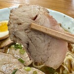 自家製麺・縁 - 柔らかさが際立つえばらハーブ豚『未来』を使用した、吊るし焼きのチャーシュー