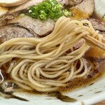 自家製麺・縁 - 石臼挽きの全粒粉をブレンドしたしなやかな自家製手打ち麺
