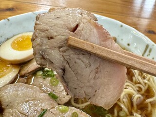 Jikaseimen En - 柔らかさが際立つえばらハーブ豚『未来』を使用した、吊るし焼きのチャーシュー