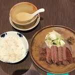 炙り厚切り牛タン たん屋びぜん - 牛タン定食1人前¥1628内