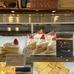 不二家 - 店内ショーケース