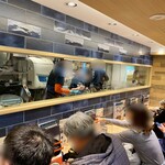 近畿大学水産研究所 はなれ - 暖簾潜るとすぐカウンター席。
            厨房の機械もまた独特。