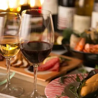 お肉料理との相性抜群のワインを召し上がれ。