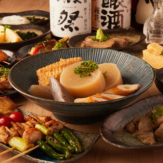 套餐2,980日元起，您可以享用我们的招牌关东煮、烤鸡肉串和牛舌