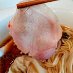Aomori Chuu Ka Soba Oru Weizu - 地鶏と豚の醤油玉子入りの麺大盛に黒豚わんたん(2個)トッピングの薄切りレアチャーシュー