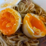 Aomori Chuu Ka Soba Oru Weizu - 地鶏と豚の醤油玉子入りの麺大盛に黒豚わんたん(2個)トッピングの味玉