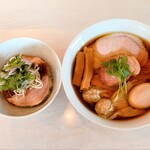 Aomori Chuu Ka Soba Oru Weizu - 地鶏と豚の醤油玉子入りの麺大盛に黒豚わんたん(2個)トッピング、バラ焼き丼(やまざきポーク)