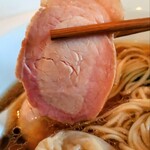 青森中華そば オールウェイズ - 地鶏と豚の醤油玉子入りの麺大盛に黒豚わんたん(2個)トッピングの厚切りローストチャーシュー