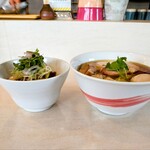 青森中華そば オールウェイズ - 地鶏と豚の醤油玉子入りの麺大盛に黒豚わんたん(2個)トッピング、バラ焼き丼(やまざきポーク)