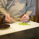 鶴屋吉信 - 「岩根つつじ」制作中