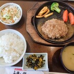 与羅ん館 - ワンコインのハンバーグランチ