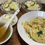 中国料理 紅蘭 - ほうれん草チャーハン：２人で1つ頼んだからか、サラダを２個に分けて出してくださいました！