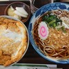 ぎんねこ - わずか5分で到着。温かいたぬき蕎麦、小かつ丼セット 850円