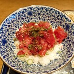 三代目 うめきち - わさび醤油を作り、すきみ丼に掛けたところ。味付のりを巻いて頂戴する。