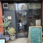 トリム NATURAL WINE IZAKAYA - 店の外観。