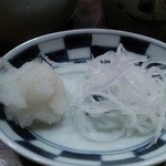 蕎麦切り 酒 大愚 - 太打ちの薬味（辛味おろしとさらし葱）。