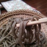 蕎麦切り 酒 大愚 - 太打ち蕎麦リフトアップ。