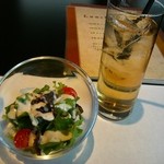 サラダ、ジンジャーエール