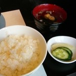 鉄板 松阪屋 - ご飯、漬物、汁