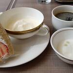 オアシス - フルーツサンド、タピオカ入りココナッツミルク、アイスクリーム