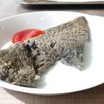 オアシス - ブラックオムライスはイカ墨とココアで色付けしているのだそうです。