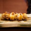 Yakitori Kadan - ◆ねぎま
                身からはクリアな脂を放ちその隣で香る葱。それらがタレの旨味でより引き立つ甘み！