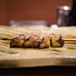 Yakitori Kadan - ◆茄子
      形を保ちながらも軽い圧だけでほろりと馴染んで、鰹節の香りを乗せてタレの旨味がナスの味わいを引き立てる！