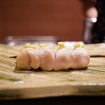 Yakitori Kadan - ◆ささみ
                      ふわふわとレア感を保ちつつ、噛みしめると搾ったようにしっとりジューシーに瑞々しく、そして山葵の清涼感で調和して着地する美味しさ！