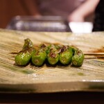 Yakitori Kadan - ◆ししとう
      表面の香ばしさと噛みしめると立ち上がる苦味。それら香りを塩胡椒でしっかりまとめ上げまる！