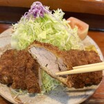 Tonkatsu Taketei - 衣がさっくり。薄くまとっているから硬質なのに美味しい♥️